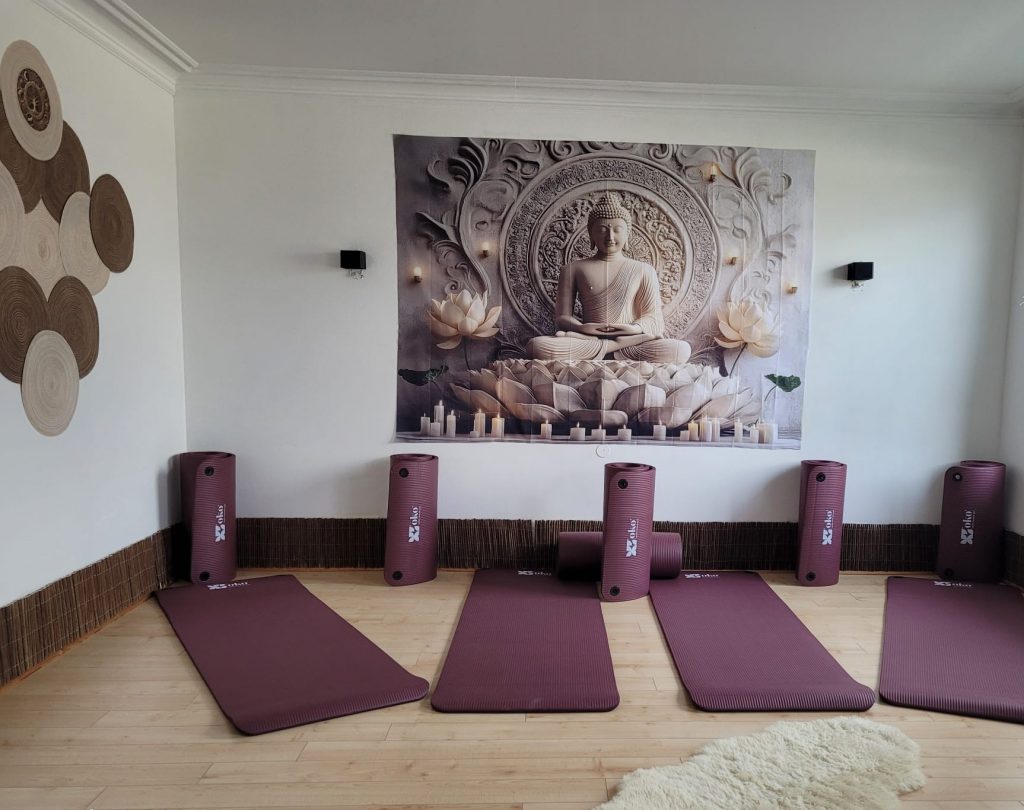 Gruppen-Coaching & Energy Dance Heller Gruppenraum mit Yogamatten und Buddha-Wandbild für achtsames Gruppencoaching in Stockstadt